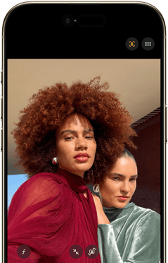 iPhone Air pokazany z przodu, Dynamic Island pośrodku górnej części urządzenia, na ekranie prezentacja funkcji Centrum uwagi w zdjęciach