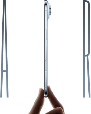iPhone Air w kolorze błękitnym pokazany z boku, trzymany kciukiem i palcem wskazującym, zaprezentowane są bardzo smukły profil, system aparatu Fusion, przycisk boczny i panel Sterowanie aparatem