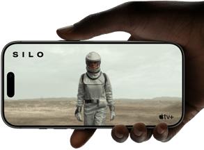 Dłoń trzyma iPhone’a 17 Pro, [NDA], odtwarzanie filmu na ustawionym w orientacji poziomej, sięgającym krawędzi wyświetlaczu demonstruje wydajność baterii