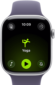 Apple Watch Series 11 z aluminiową kopertą w kolorze srebrnym, z treningiem jogi na wyświetlaczu, prawa strona obudowy: pokrętło Digital Crown, pasek sportowy w kolorze mlecznego fioletu