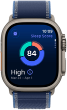 Apple Watch Ultra 3 z kopertą z tytanu w kolorze naturalnym, na ekranie widać wynik snu, poszczególne fazy zaprezentowane są na wykresie kołowym, a sam wynik podany na środku, zegarek ma opaskę Trail w kolorze niebieskim
