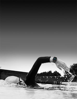 Pływaczka rejestrująca trening na Apple Watch Ultra 3