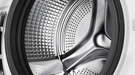 Wnętrze stalowego bębna pralki Haier w zbliżeniu