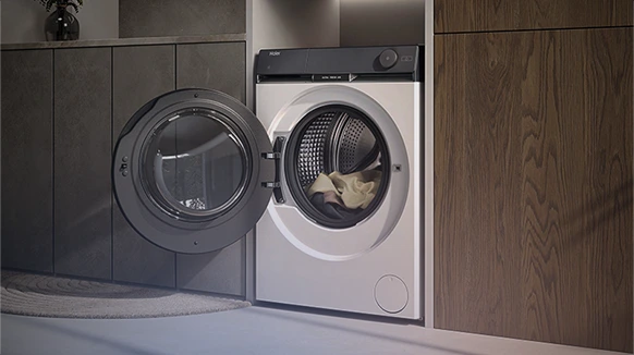 Pralka Haier w zabudowie z otwartymi drzwiczkami i praniem w bębnie