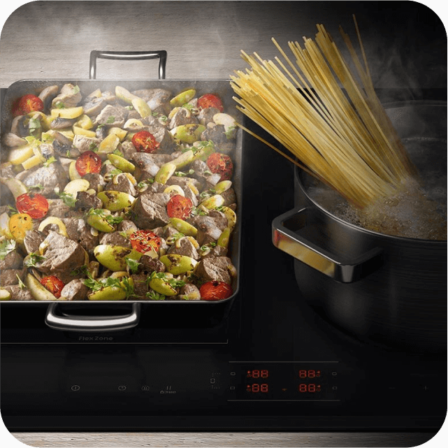 Mięso i warzywa gotowane na płycie indukcyjnej z funkcją Flex Zone.