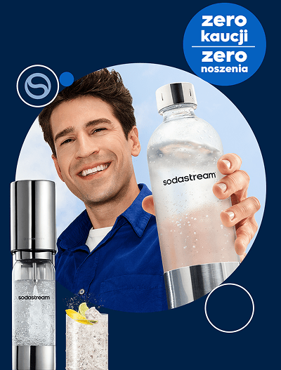 Uśmiechnięty mężczyzna trzyma butelkę wody z cytryną i lodem, gotowy na orzeźwienie.