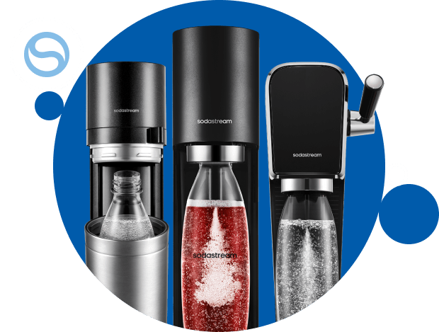 Trzy różne maszyny SodaStream do napojów gazowanych, ukazujące różne style i funkcje, ustawione w rządku.