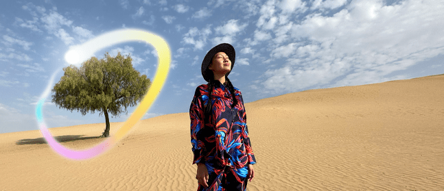 Widoczny od przodu iPad Pro, na ekranie wiele otwartych aplikacji na tle o gradiencie od ciemnoniebieskiego do zielonego. Dłoń trzyma rysik Apple Pencil Pro i zakreśla szkic, używając funkcji różdżki graficznej Apple Intelligence