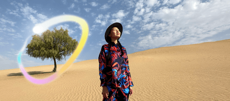 Widoczny od przodu iPad Pro, na ekranie wiele otwartych aplikacji na tle o gradiencie od ciemnoniebieskiego do zielonego. Dłoń trzyma rysik Apple Pencil Pro i zakreśla szkic, używając funkcji różdżki graficznej Apple Intelligence