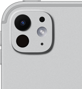 Widoczny od tyłu iPad Pro w kolorze srebrnym z systemem aparatów pro z pięcioelementowym obiektywem i adaptacyjnym fleszem True Tone