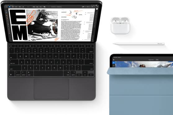 Widoczny od przodu iPad Pro w kolorze gwiezdnej czerni, zaokrąglone rogi, czarna ramka ekranu, podłączony do otwartej klawiatury Magic Keyboard, na ekranie aplikacja do edycji artykułów z tekstem i zdjęciem kobiety grającej na instrumencie muzycznym, obok słuchawki Airpods 4 w otwartym etui, iPad Pro w niebieskim etui Smart Folio, na nim rysik Apple Pencil Pro, uchylona klapka odsłania wyświetlacz