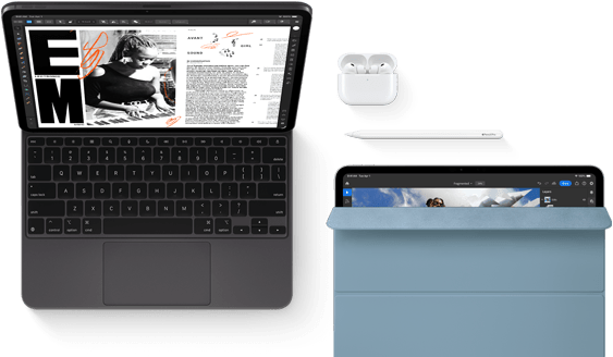 Widoczny od przodu iPad Pro w kolorze gwiezdnej czerni, zaokrąglone rogi, czarna ramka ekranu, podłączony do otwartej klawiatury Magic Keyboard, na ekranie aplikacja do edycji artykułów z tekstem i zdjęciem kobiety grającej na instrumencie muzycznym, obok słuchawki Airpods 4 w otwartym etui, iPad Pro w niebieskim etui Smart Folio, na nim rysik Apple Pencil Pro, uchylona klapka odsłania wyświetlacz