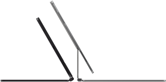 Dwa widoczne z boku smukłe iPady Pro podłączone do klawiatur Magic Keyboard, jednej w kolorze gwiezdnej czerni, nachylonej i półotwartej, z głośnikami i portem USB‑C, i drugiej w kolorze srebrnym, otwartej i nachylonej tak, że widać konstrukcję wspornika, głośników i mikrofonu