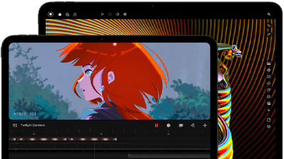 Widoczne od przodu ustawione poziomo dwa iPady Pro w wersjach 13 i 11 cali, w kolorze gwiezdnej czerni, zaokrąglone rogi, czarna ramka wyświetlacza, na modelu 11-calowym barwny obraz postaci o rudych włosach, na 13-calowym kolorowe elementy interfejsu do edycji zdjęć
