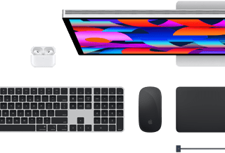 Akcesoria do Maca: Airpods, monitor Studio Display, klawiatura Magic Keyboard, mysz Magic Mouse, gładzik Magic Trackpad, przewód do ładowania MagSafe w kolorze gwiezdnej czerni