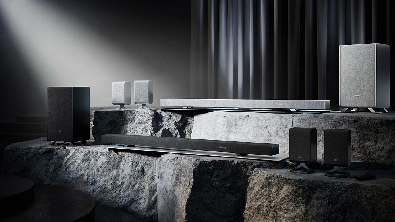 Soundbary Sharp Serii Q na tle skał, podświetlone światłem, w wersjach czarnej i srebrnej.