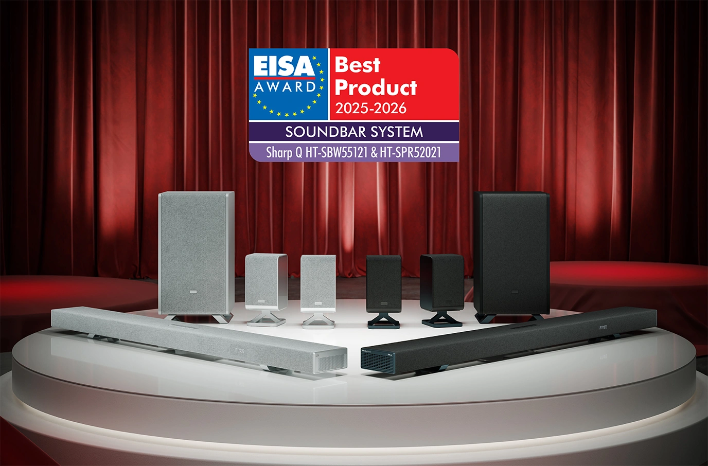 Zestaw soundbarów Sharp Q nagrodzony EISA Best Product 2025-2026, ustawiony na podium przed czerwoną kurtyną.