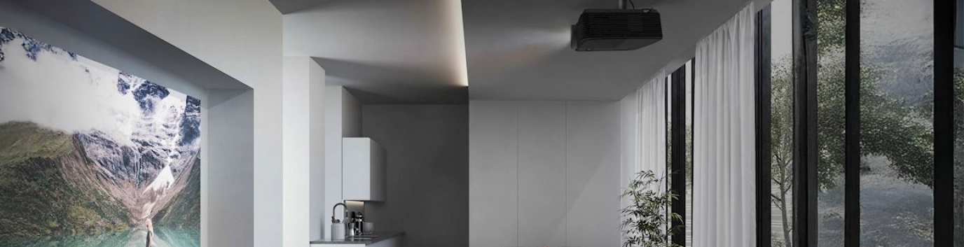 Nowoczesna, minimalistyczna przestrzeń mieszkalna z dużymi oknami sięgającymi od podłogi do sufitu, białymi ścianami, małą kuchnią i malowniczym muralem górskim na jednej ze ścian. Naturalne światło wypełnia pomieszczenie, a z sufitu zwisa projektor.