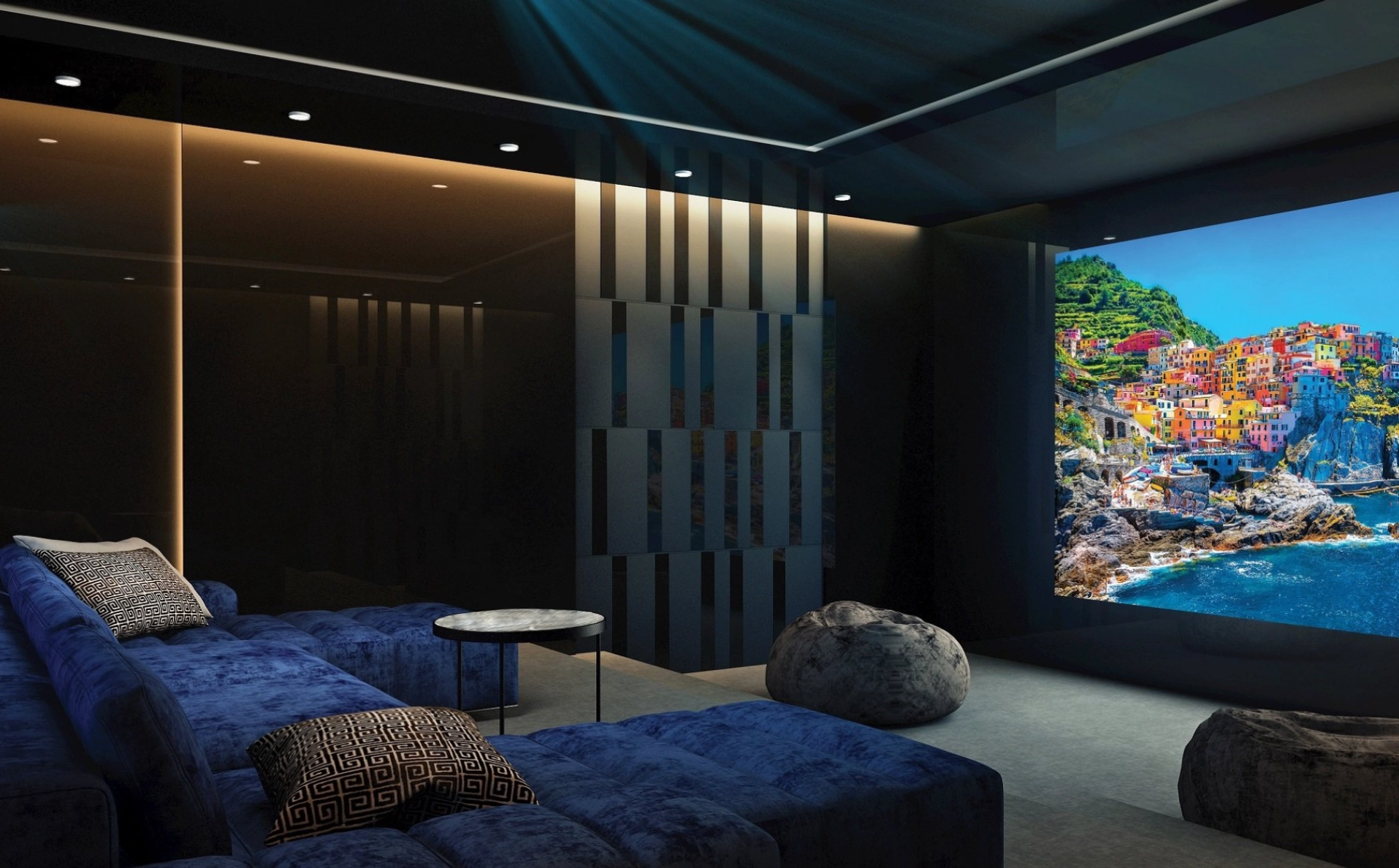 Nowoczesne kino domowe z niebieskimi aksamitnymi siedzeniami, wzorzystymi poduszkami, małym okrągłym stołem i dużym ekranem wyświetlającym kolorową scenę nadmorskiej wioski. Pokój jest słabo oświetlony i ma elegancki, nowoczesny wygląd.