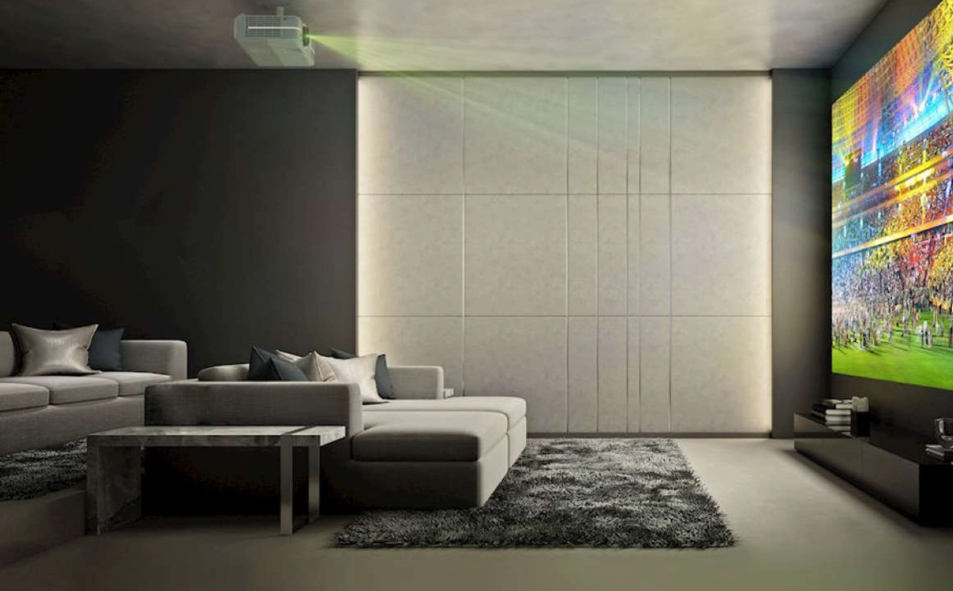 Nowoczesny pokój kina domowego z dużą szarą sofą, szarym dywanem i poduszkami. Gra sportowa jest wyświetlana na dużym ekranie, z projektorem na suficie i delikatnym oświetleniem otoczenia.