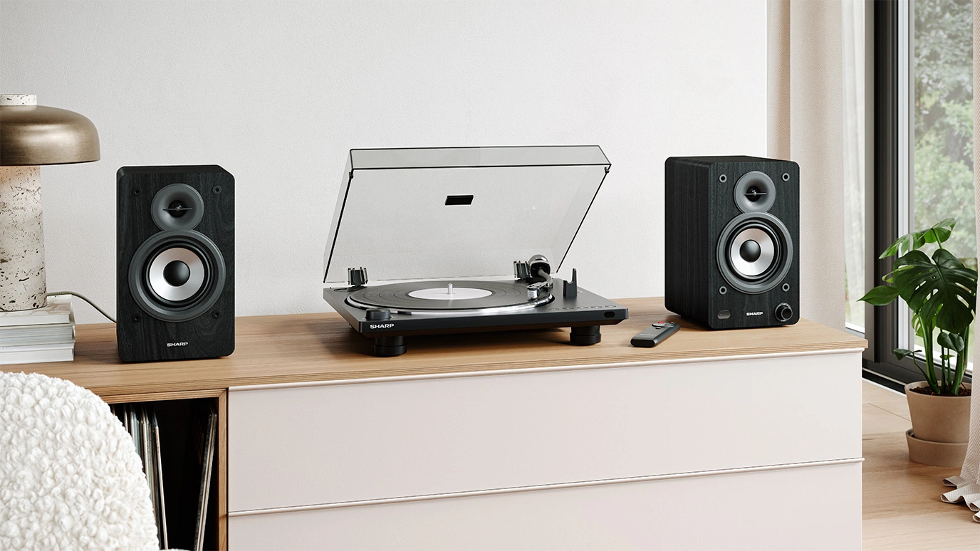 Gramofon Sharp RP-TT100 z głośnikami CP-SS30 na drewnianej półce w nowoczesnym salonie