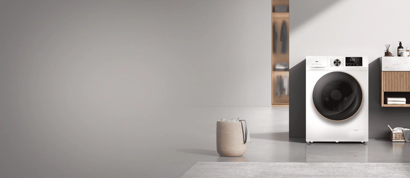 Nowoczesna, biała pralka z dużym czarnym bębnem w minimalistycznej i przestronnej, jasno szarej pralni.