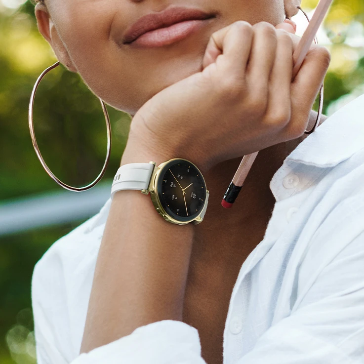 zdjęcie koniety z zegarkiem na ręku