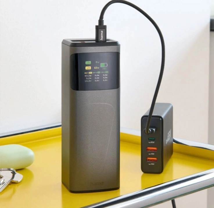 Zdjęcie power packa na stole