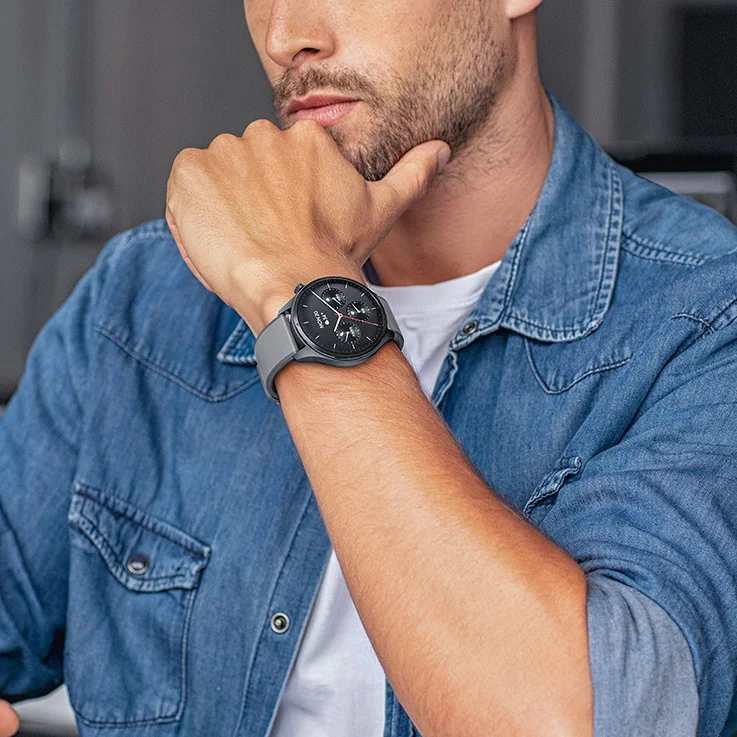 Zdjęcie mężczyzny z zegarkiem na ręku