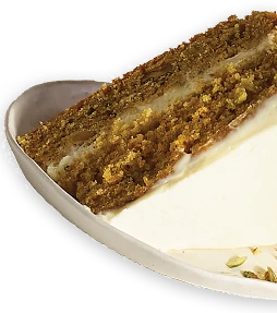 Kompozycja świąteczna z czerwonych jagód ostrokrzewu, otoczonych spiczastymi, zielonymi liśćmi