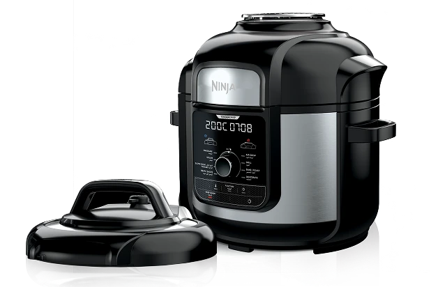 Multicooker Ninja w kolorze czarnym i srebrnym, z otwartą pokrywą