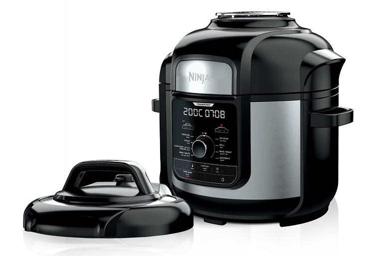 Multicooker Ninja w kolorze czarnym i srebrnym, z otwartą pokrywą