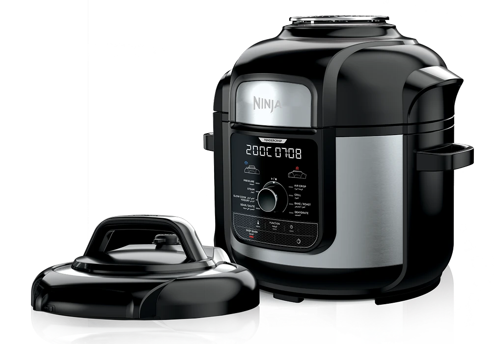 Multicooker Ninja w kolorze czarnym i srebrnym, z otwartą pokrywą