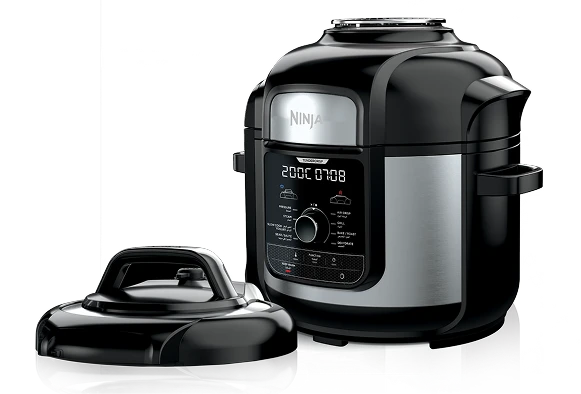 Multicooker Ninja w kolorze czarnym i srebrnym, z otwartą pokrywą