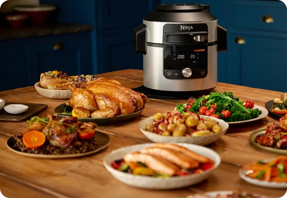 Multicooker Ninja Foodi Max na stole w otoczeniu rozmaitych potraw świątecznych