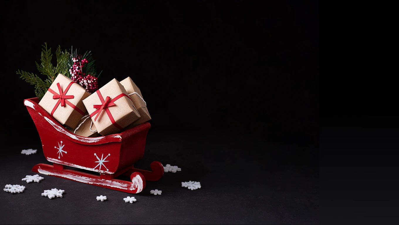Małe ozdobne sanie Mikołaja, pełne pudełeczek z prezentami