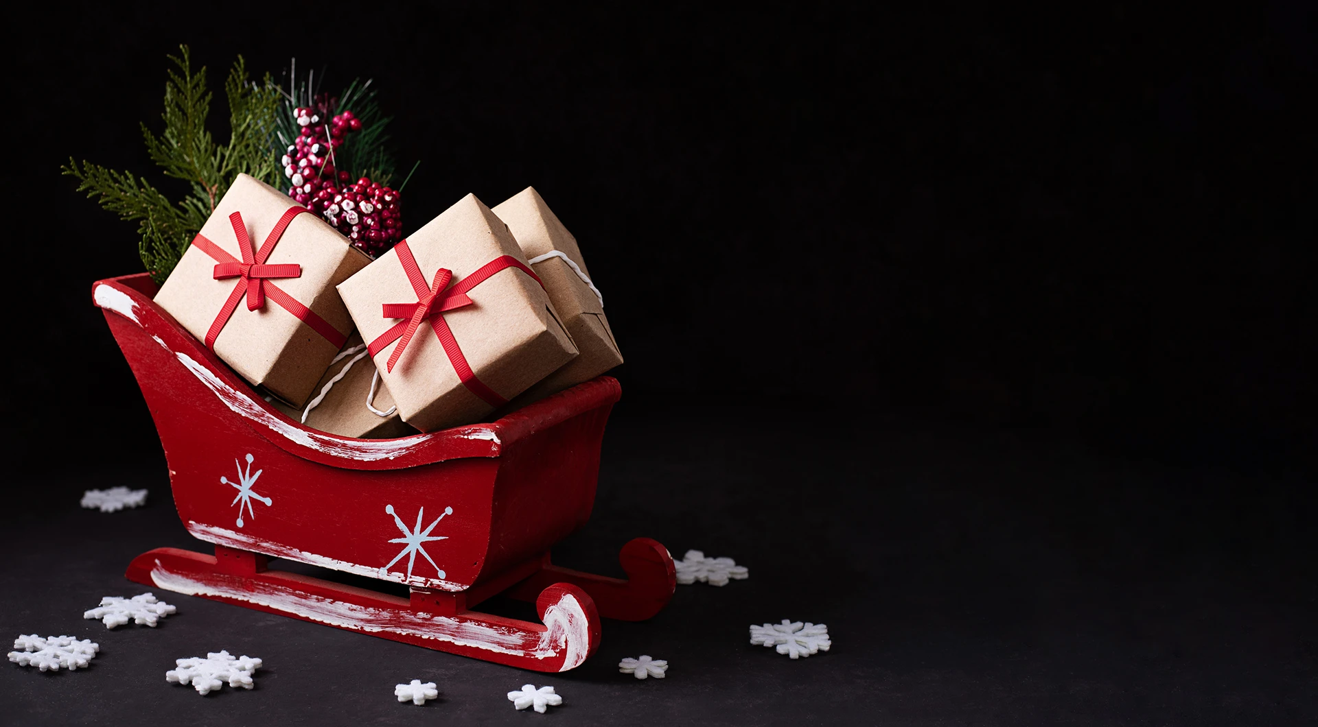 Małe ozdobne sanie Mikołaja, pełne pudełeczek z prezentami