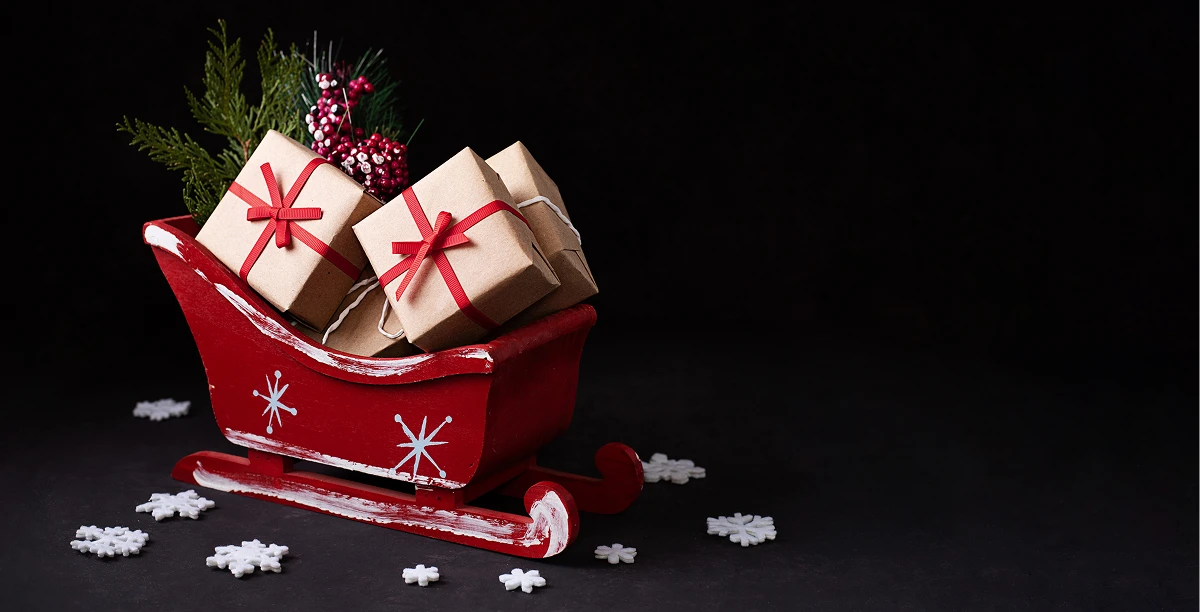 Małe ozdobne sanie Mikołaja, pełne pudełeczek z prezentami