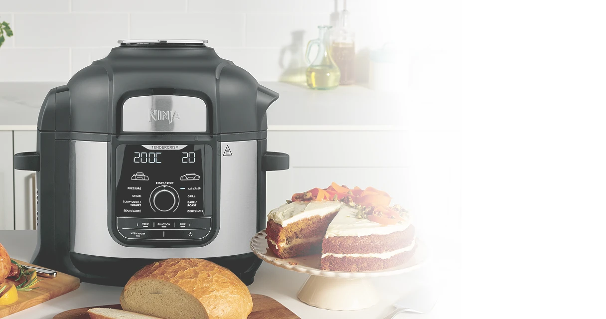 Ninja Foodi Max OP500EU stojący obok ciasta świątecznego na blacie kuchennym