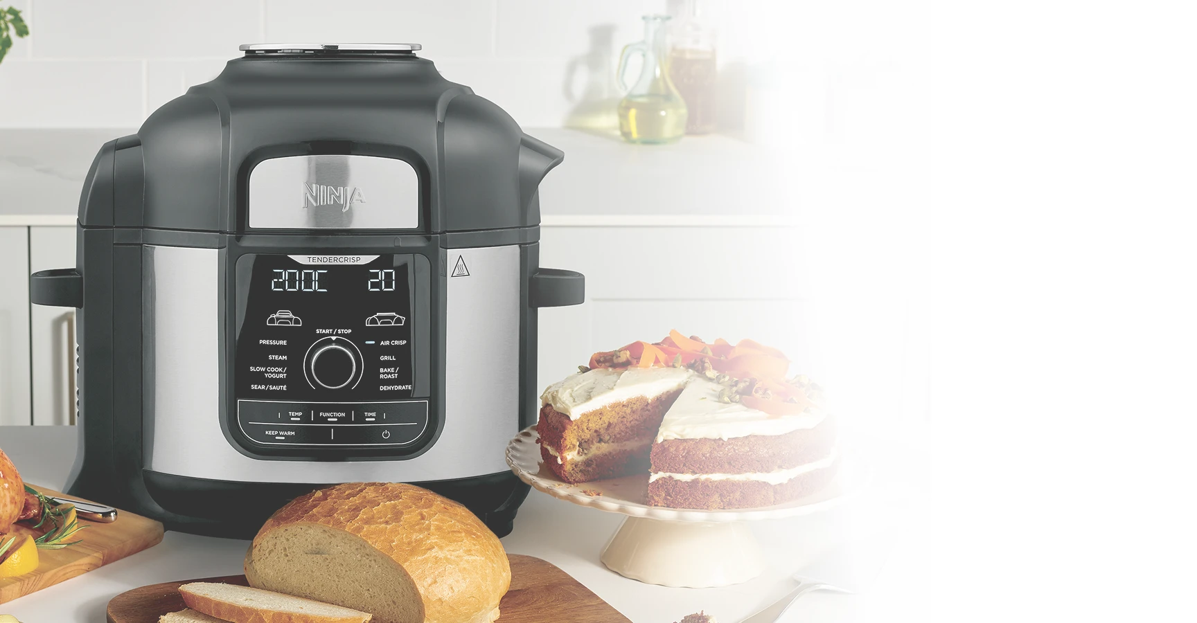 Ninja Foodi Max OP500EU stojący obok ciasta świątecznego na blacie kuchennym