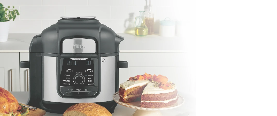 Ninja Foodi Max OP500EU stojący obok ciasta świątecznego na blacie kuchennym