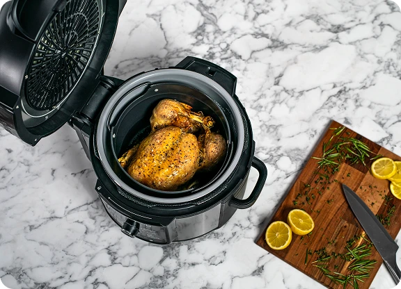 Widok od góry na otwarty Ninja Foodi Max OP500EU z kurczakiem w środku