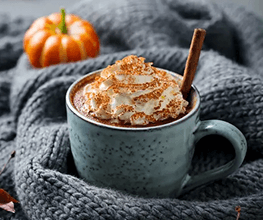 Latte Macchiato z tahini i syropem klonowym