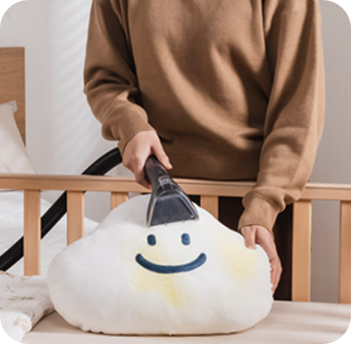 Osoba czyszczaca brudną poduszkę w kształcie chmury