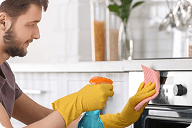 Jak wyczyścić piekarnik – 10 domowych sposobów na pozbycie się przypaleń, tłustych plam i zacieków