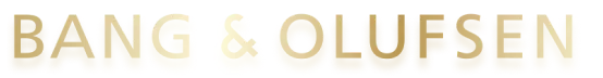 Duży, trójwymiarowy, złoty napis Bang & Olufsen na białym tle, z widocznymi refleksami światła.