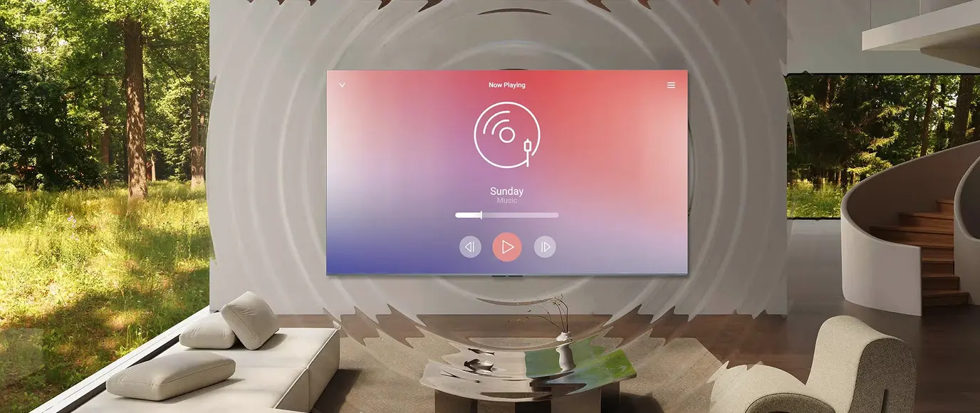 Pokój dzienny z telewizorem wyświetlającym interfejs muzyczny; grafika fal dźwiękowych rozchodzących się od ekranu.