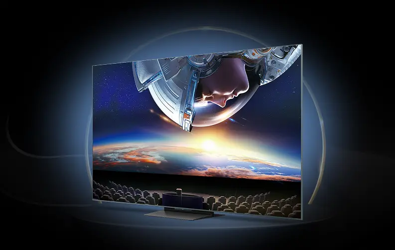 Wielki ekran kinowy w domu: telewizor wyświetlający astronautę na orbicie nad planetą Ziemia i widownią kina poniżej.