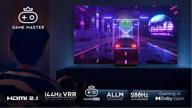 Gracz sterujący padem przed telewizorem wyświetlającym futurystyczną, neonową scenę z gry samochodowej z funkcjami gamingowymi.