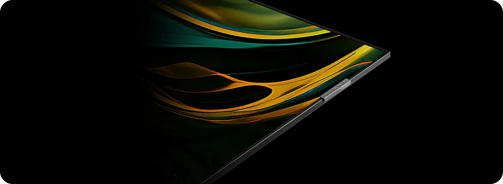 Telewizor z bliska, ukazujący ultracienką ramkę i elegancki design, z częściowo widocznym logo Bang & Olufsen, wyświetlający abstrakcyjny obraz.